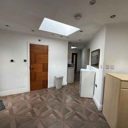 43 Lawn Avenue Apartment Yiewsley Exterior foto