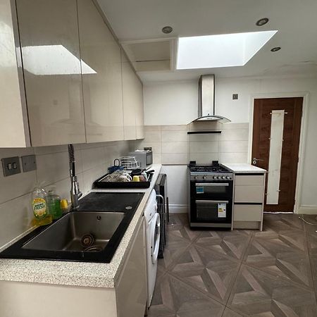 43 Lawn Avenue Apartment Yiewsley Exterior foto